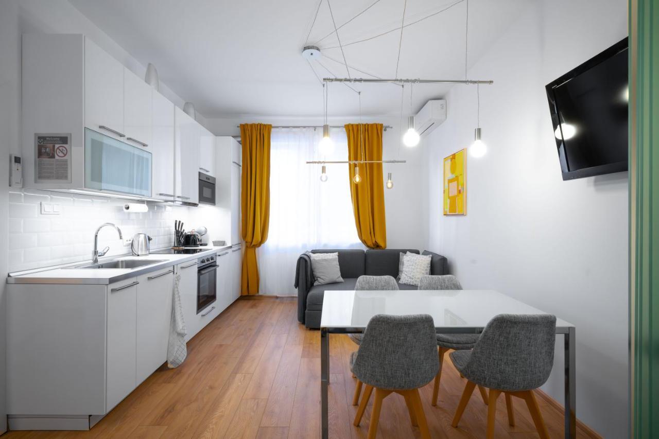 Appartamento Modern 2Bd Flat With Prime Location And Workspace Sofia Esterno foto