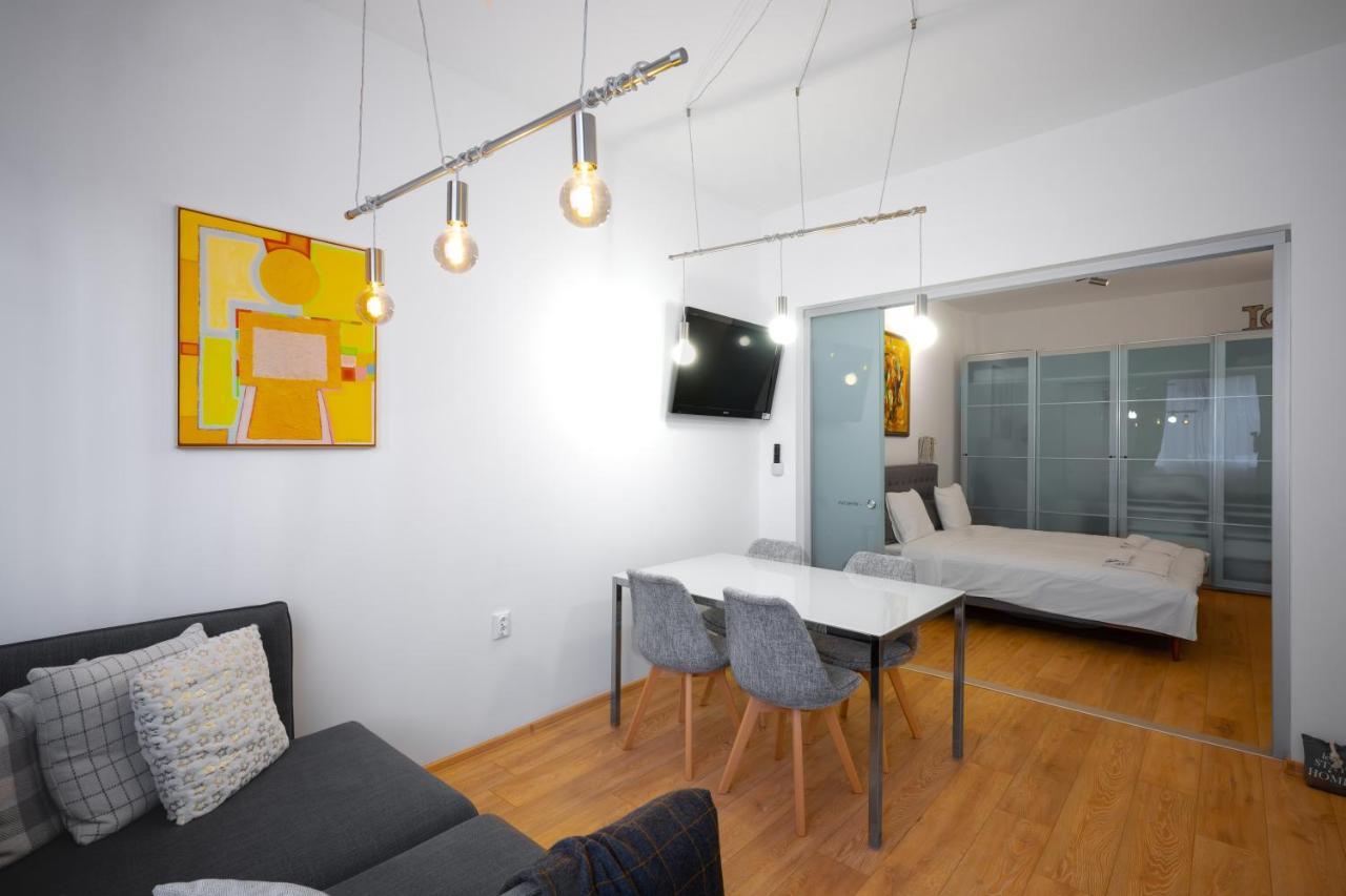 Appartamento Modern 2Bd Flat With Prime Location And Workspace Sofia Esterno foto