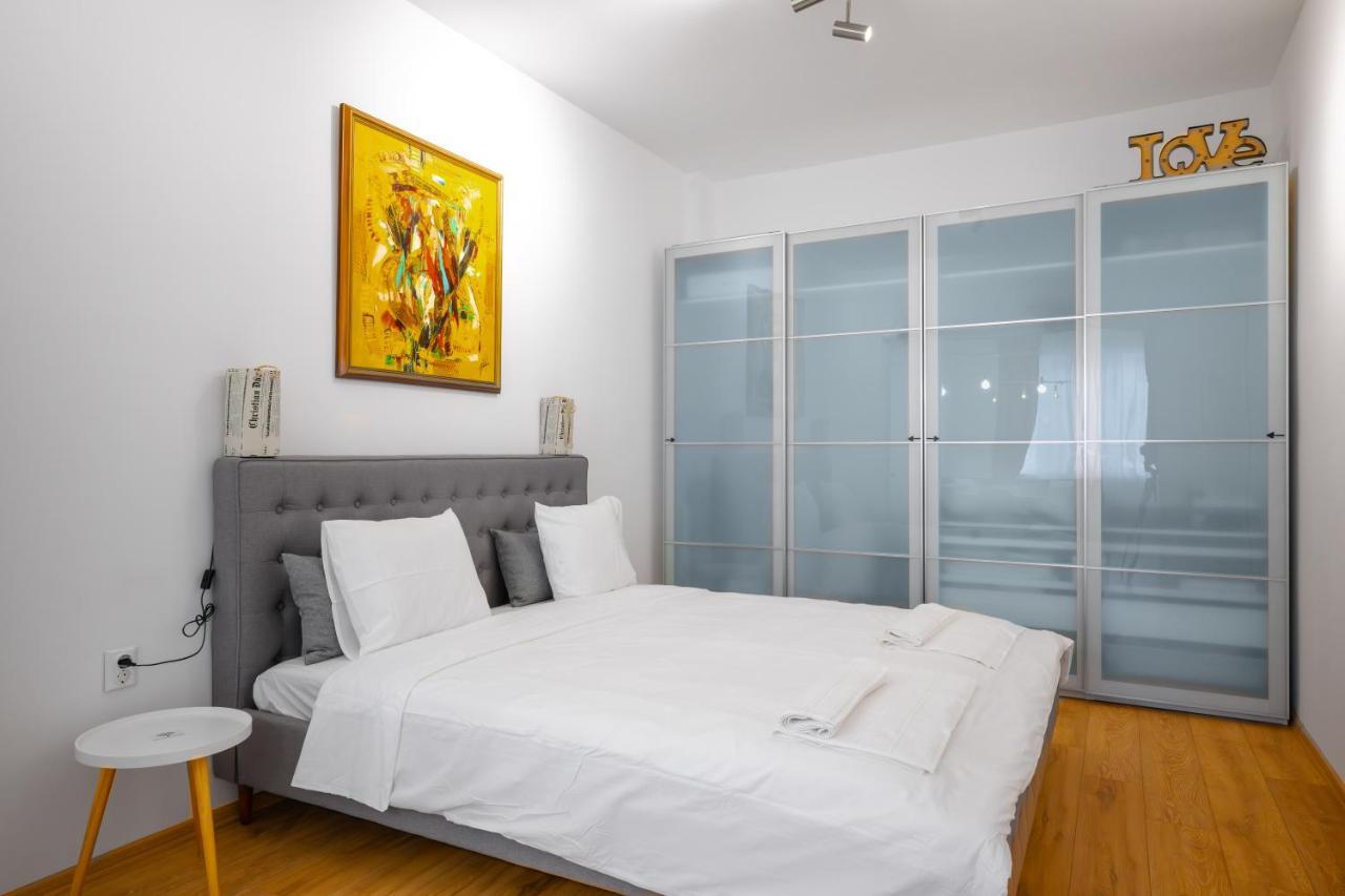 Appartamento Modern 2Bd Flat With Prime Location And Workspace Sofia Esterno foto