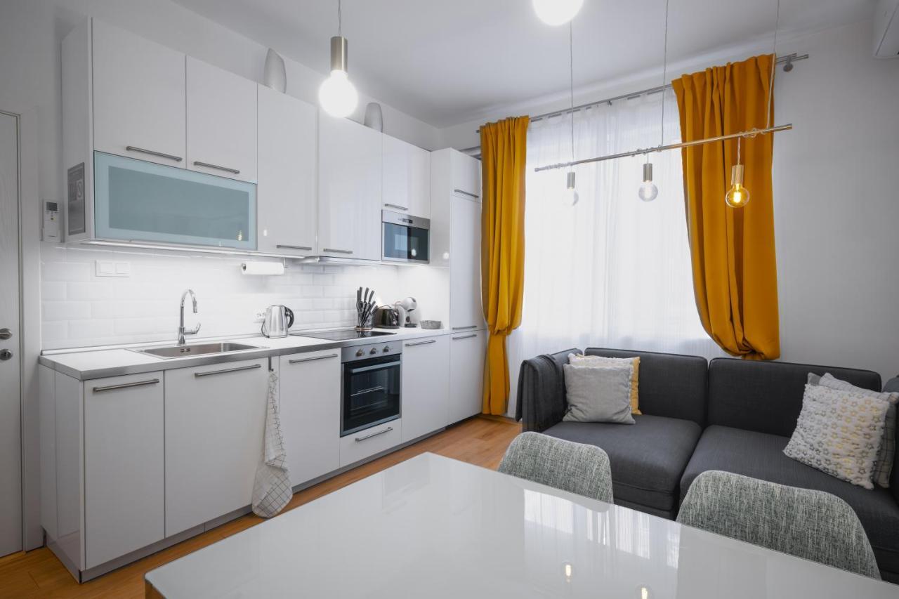 Appartamento Modern 2Bd Flat With Prime Location And Workspace Sofia Esterno foto