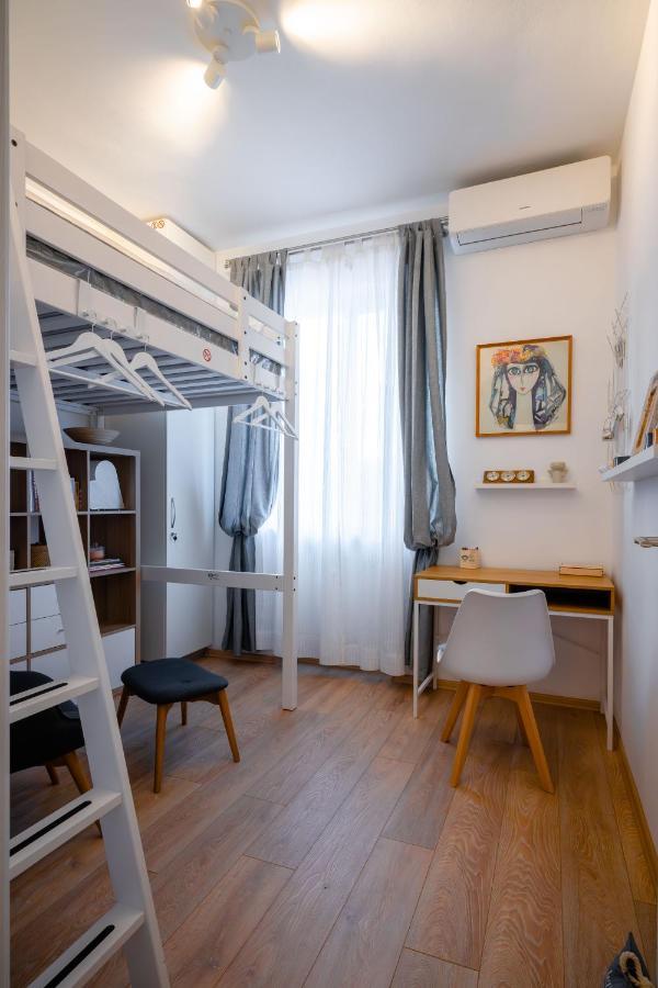 Appartamento Modern 2Bd Flat With Prime Location And Workspace Sofia Esterno foto