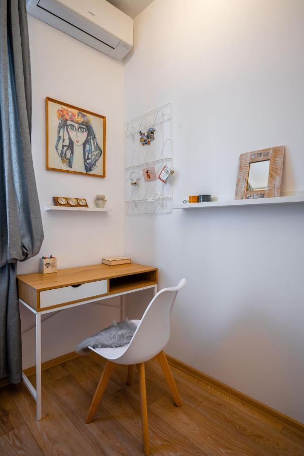 Appartamento Modern 2Bd Flat With Prime Location And Workspace Sofia Esterno foto